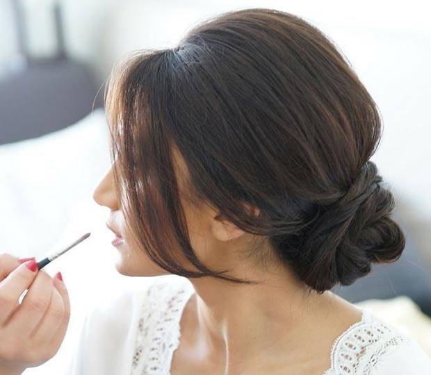 Быстрая прическа на средние волосы своими руками на каждый день с резинкой