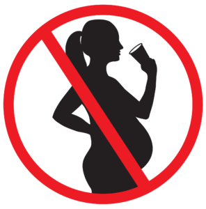 Беременная девушка пьёт пиво