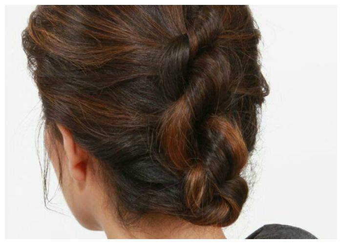 Быстрая прическа на средние волосы своими руками на каждый день с резинкой