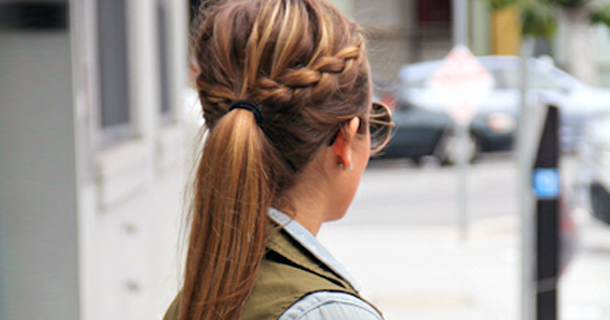 Быстрая прическа на средние волосы своими руками на каждый день с резинкой