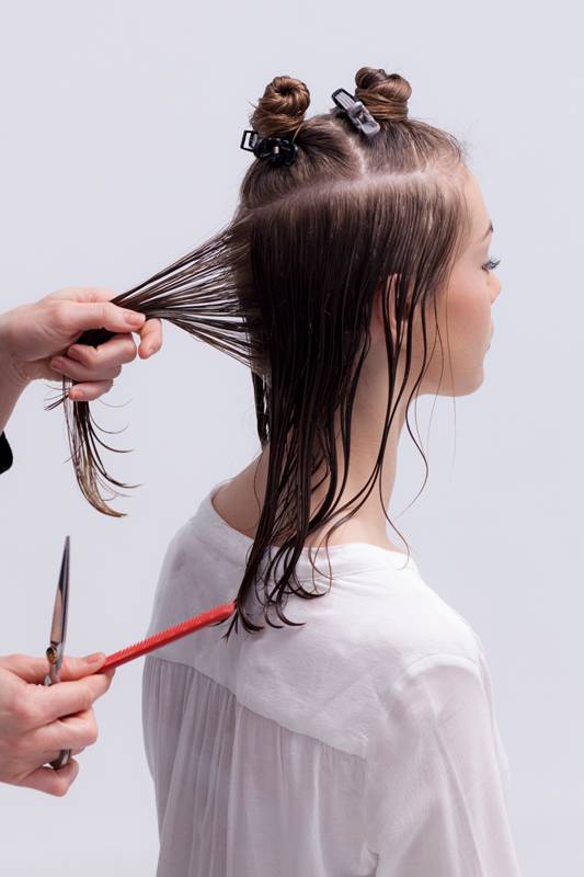 Как подстричь себе волосы лесенкой, ровно сзади в домашних условиях. фото
