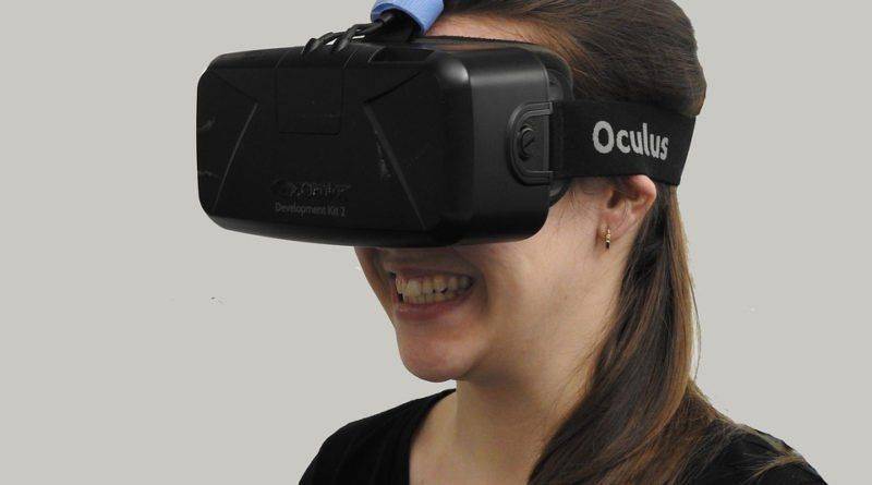 Девушка в очках для виртуальной реальности